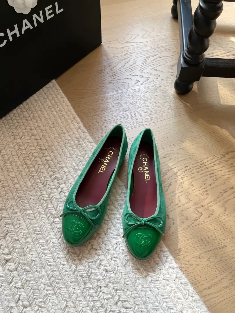 Chanel The new color of ballet shoes.❗ Top Version！We'll have to sell it first. This one doesn't have to be explained too much.！It's a classic. This year's new color is very good.🔥 Shoe-faced sheep's skin. That's a big one. Codes: 34-41「34 40 41Custom without re-offer」