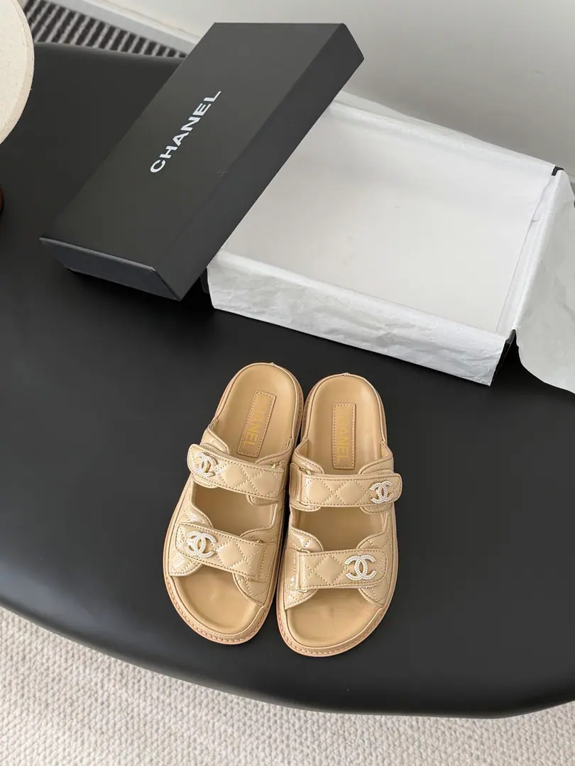 [ That's a little skin.+30 ] 🏧𝗖𝗛𝗔𝗡𝗘𝗟 New magic with the classic sandals. Top Quality Original Customise Requisition level！ All the colors are in my house.！ Import of specific flour+Foot./The inside sheep.+Rubber bottom Original hardware button design, It's simple and fashionable. All with cabinet top packing！ Size:35-41 [40.41Do it.]