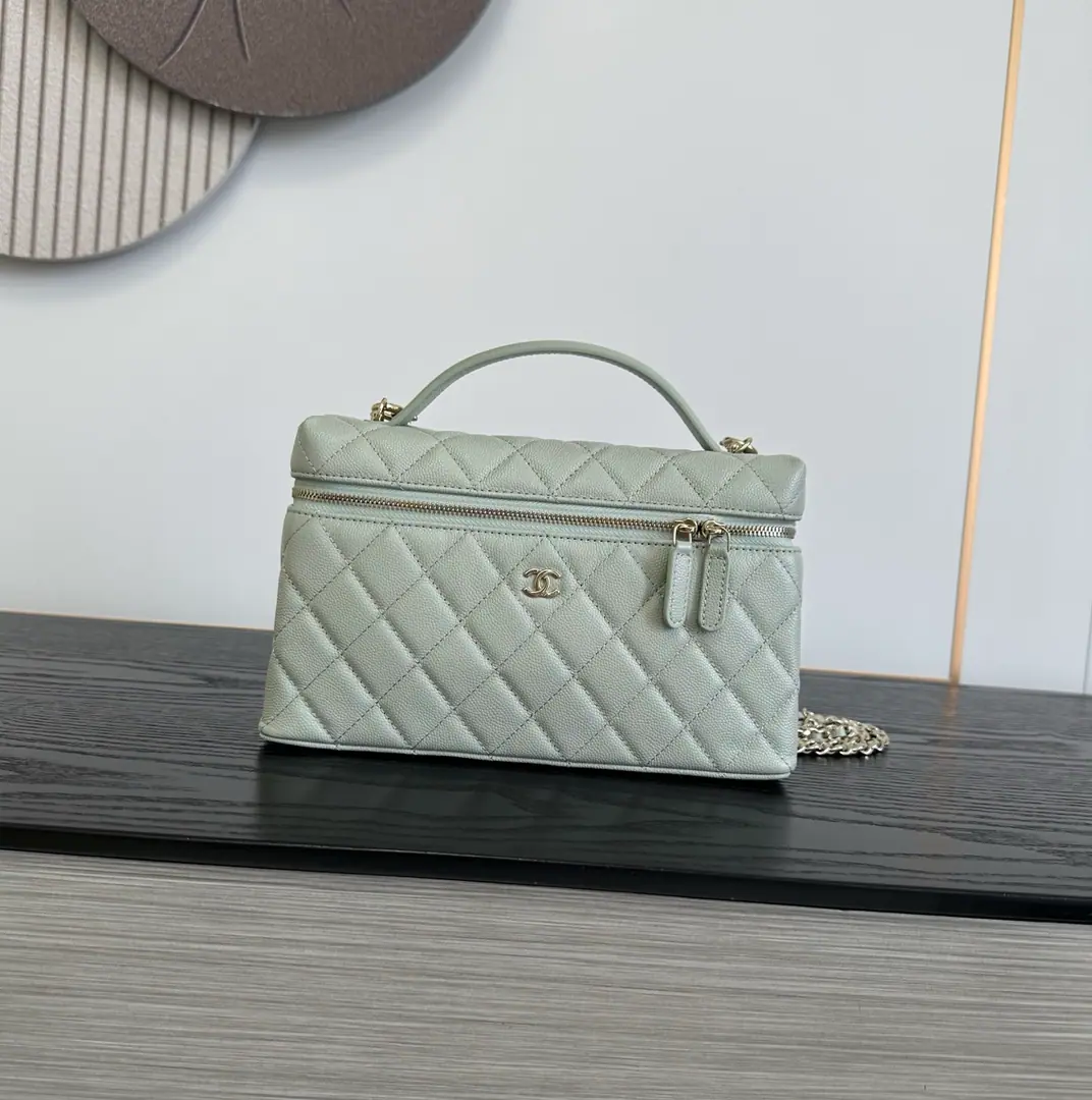 《Medium23cm》<Caviar.🐮Pee.＞GrayOHANEL🚩🚩🚩26BAdvanced Handicrafts 🌠🌠🌠LpBox.miniNo. No.🖤Advanced HandicraftsLPThe old money is a good thing when you're eating a well-packed lunch box., - It's a grinding resistance., I don't worry about wear or tear.～The cross-sectional sprawl is falling apart., Horizontal zipper., The inside and the inside of the big one is super-intelligent., ProMax+Pizza.+The makeup is all light.[Cool.R]Light gold metal binaryCLow profile atmosphere.～Bring your own short handle.+🉑️We'll take the skin off and wear the gold chain.[Beauties.R]With all the French names on your hands, you can see.～The slashing back is a relief., I can't make any mistake with the commuters.！Dimensions: 23cm