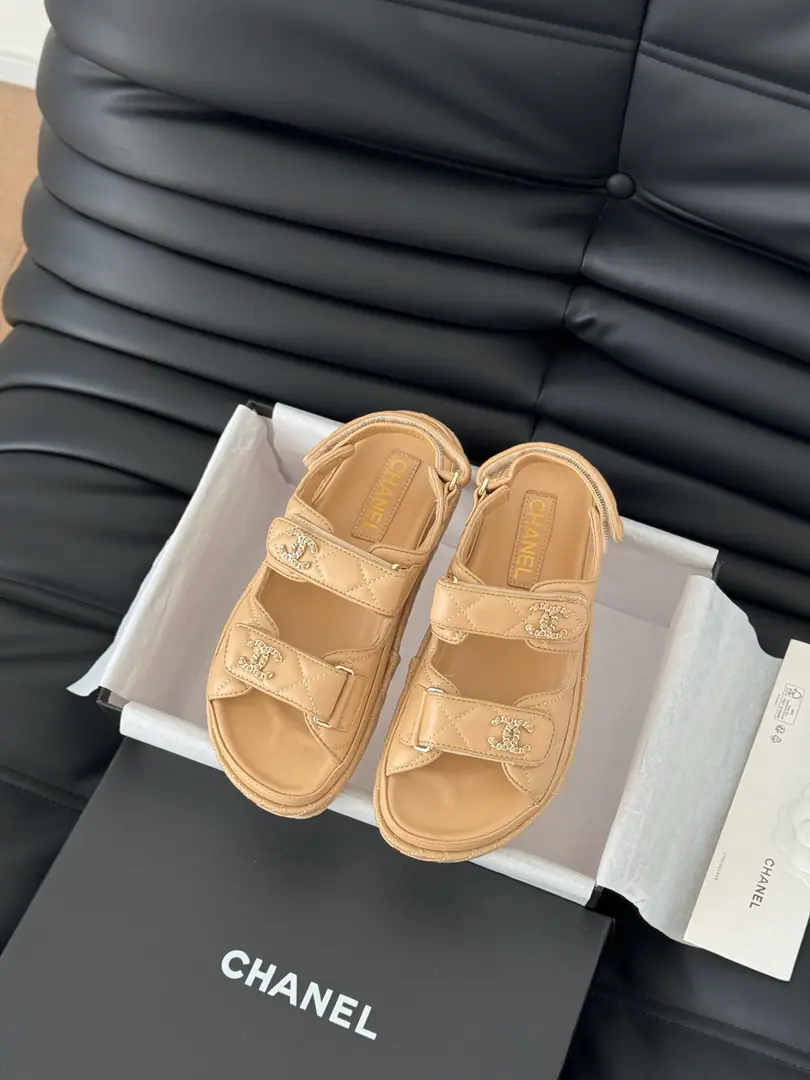 🏧𝗖𝗛𝗔𝗡𝗘𝗟 New magic with the classic sandals. Top Quality Original Customise Requisition level！ All the colors are in my house.！ Import of specific flour+Foot./The inside sheep.+Rubber bottom Original hardware button design, It's simple and fashionable. All with cabinet top packing！ size:35-41 [40.41Do it.]