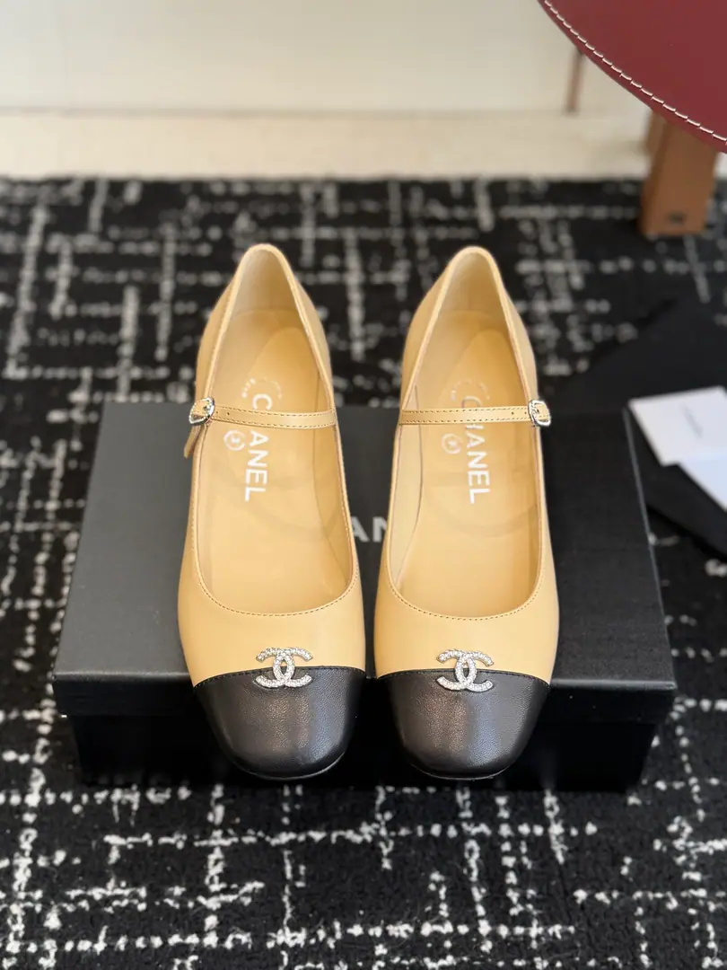 Dong-hoon's sub-purchase level CHANEL Chanel. 26ss Spring and summer show. Mary Jane. Single shoes. The first time I saw it, I was being set free to wear it in the light of weather.！I'll put my socks on and make my shoes cute.！The second is the magic princess. The shoe face is the original import of sheep's skin. The silky skin inside. I feel so good about my feet. The skin is very soft and skiny. Italian imports are so thick. Size: 35-36-36.5-37.5-38-39