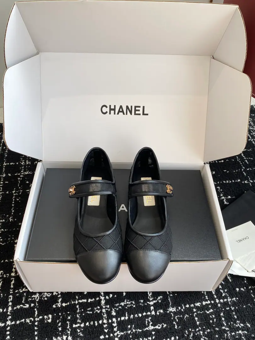 Requisition level（⚠️Synchronise Action✈️Box） CHANELKaori! 25ss Spring and summer. Airnet. Ballet shoes. Like a necklace on the neck of a goddess., The upper foot is very wrapped., Heel thinner., It's really superb.！ The ancient Mary Jane is so right., A man likes a classic match., - Yeah, I'm pretty good.80The feeling of a little fragrance from the time of the past., New Fashion, The process is perfect., Mixed sheep skin design, She's so beautiful., Very thin and white., I think... Girls have to have one pair., The most important thing is that the color is bright enough., The flying of her feet is no longer enough to describe her as a flat-footed woman., Let's get the shoe money out of my hand.！ Nice little Mary Jane Ballet shoes., The stars and the reds are wearing them., I like this shoe girl more than I like it., It's just a gift., There's almost no white Mary Jane with all the styles., Only in her place can she be so high profile., Brief The color of pure color is not complicated., Spring with little pairs of pants., The dress can be of any quality.！ Fashion Original Modelling Network Very advanced. I'll put my foot on the skin inside., Soft and delicate., Super comfortable with your husband., High-end luxury！ Size: #35-41（40 41I'll make sure I don't change it.）