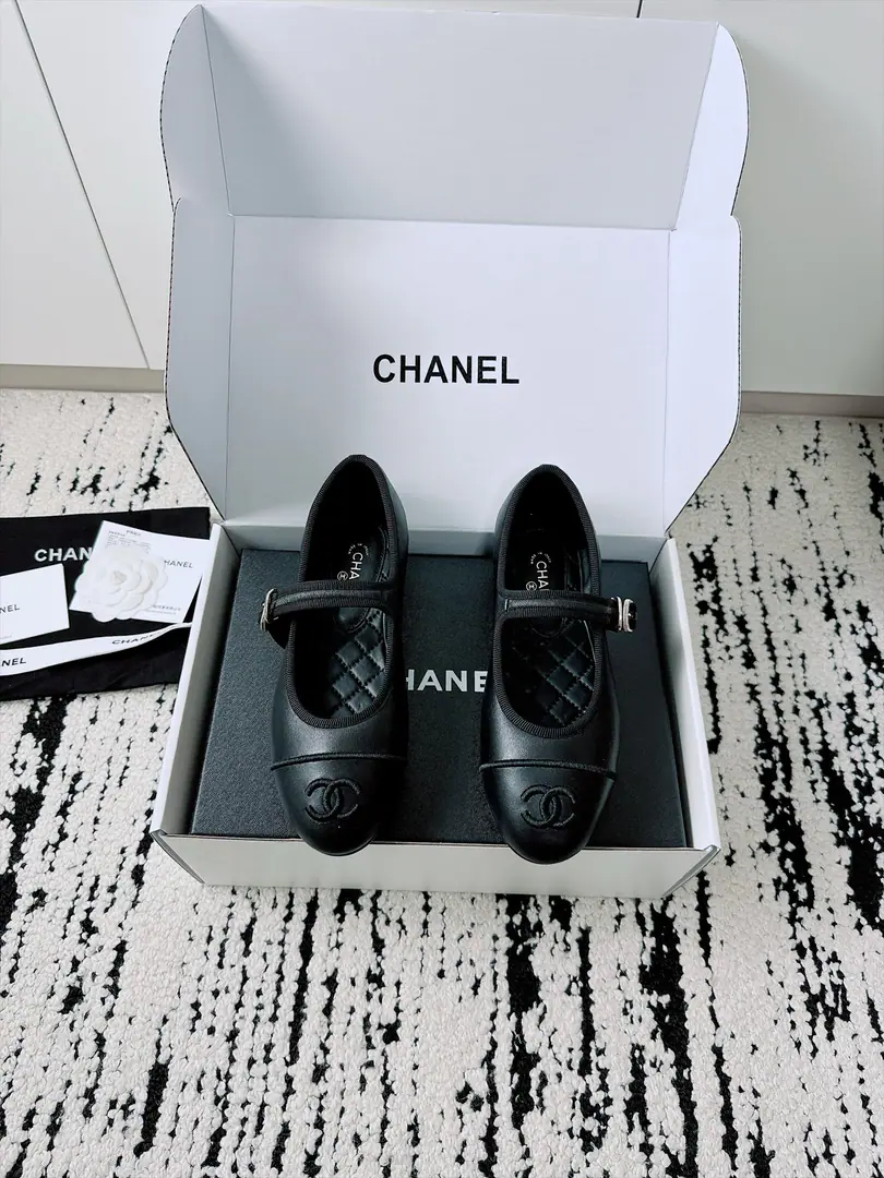 🏧𝗖𝗛𝗔𝗡𝗘𝗟I'll buy the first pair of shoes from Mary Jane. Original Recym The cabinet show is absolutely awesome.✨ The hottest style of the season., It's very soft and comfortable and uncool.. A classic double.CElement tape match, Superfashion Original import of original sheep skin materials The original membrane is so thick. Size35-41 [40.41Do it.] [⚠️Need a plane box.+]