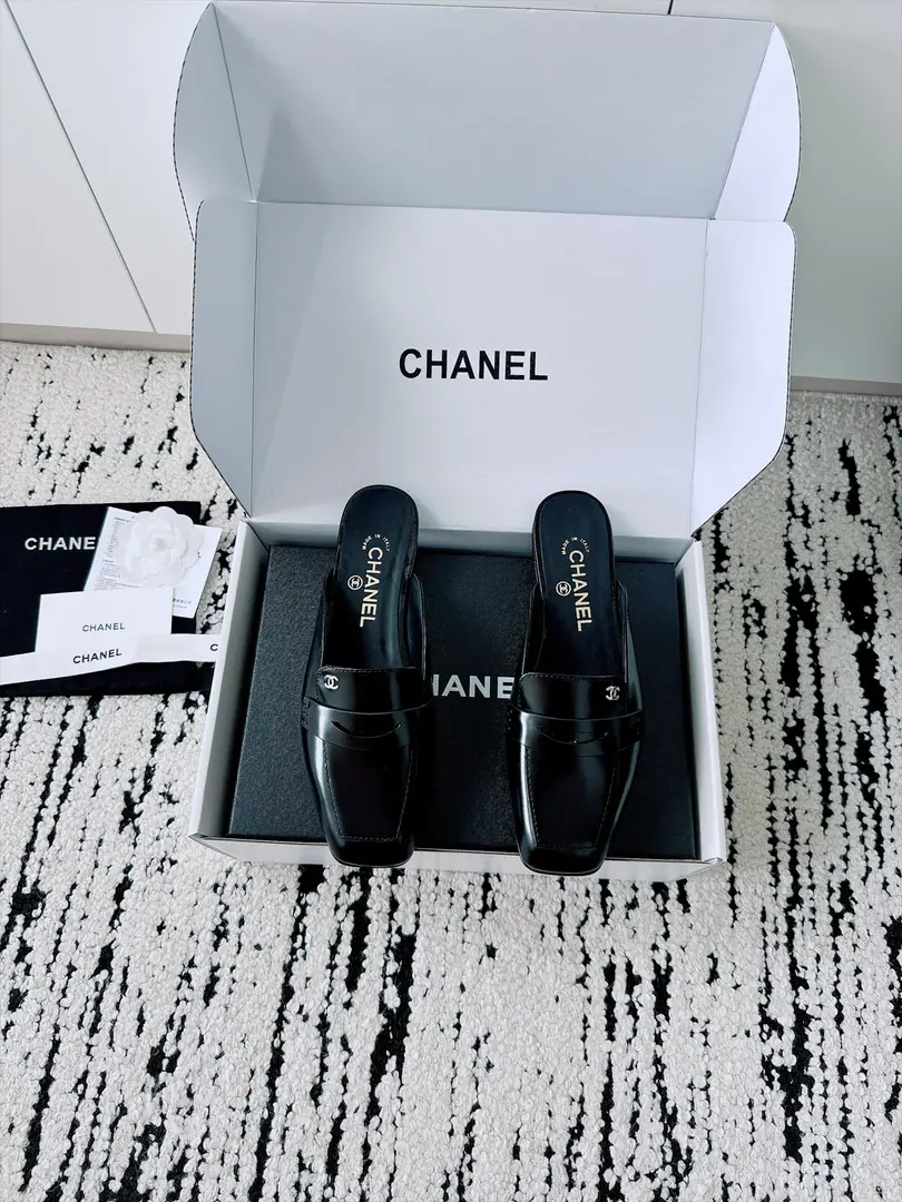 🏧𝗖𝗛𝗔𝗡𝗘𝗟New heel shoes. Top Version Exceeded design It's a perfect match for the day., No matter how high it is. It's not even a good quality.. Small-form design You're skinny and you don't pick your feet., It's a great foot., Nice and high-class.！It's worth the group.getSame paragraph！ Shoe.: Import of sheep skin/Painted skin. Uchi.: The sheep's skin is in the ground. Otsumi!: Italian imports are so thick. Codes: 35-41 [40.41Make a reservation.] 【⚠️Need a plane box.+】