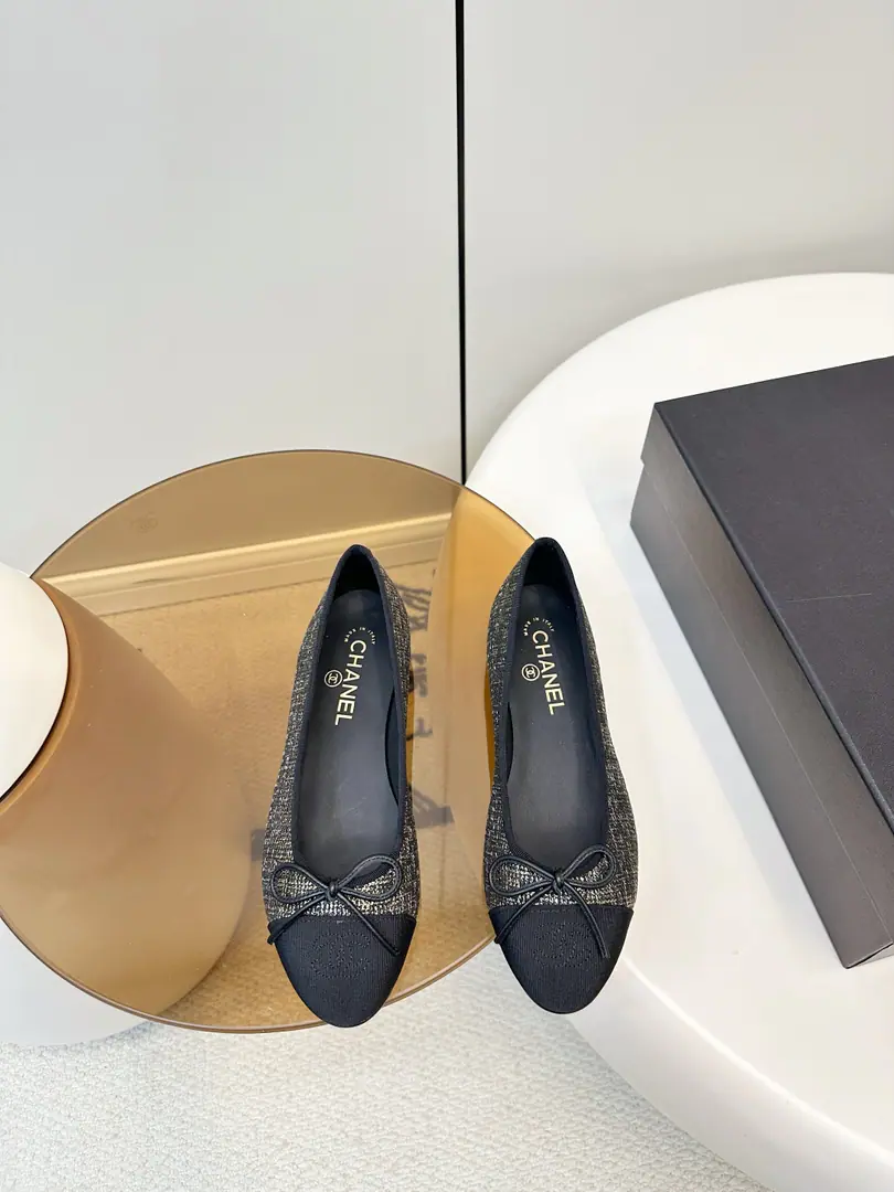 Chanel 26X And the Bulai shoes.​​ 💛Chanel 26XThe series's a ballet shoe.,. Butterfly Node, Elegance and romance., A shallow dot design, Comfortable and beautiful., Every day or holiday can be easily managed.. 26XThe series is the Christmas holiday limit that Chanel first introduced., The holiday was full.🎄. The velvet is a luxury., A dress or coat., I'll be fine with the strap., It's a fashion one-time thing to go into in the fall and winter.！ Shoe.: The counter is custom-made. The inside sheep., Italian skin. Codes35-40（40.41Make a reservation.）