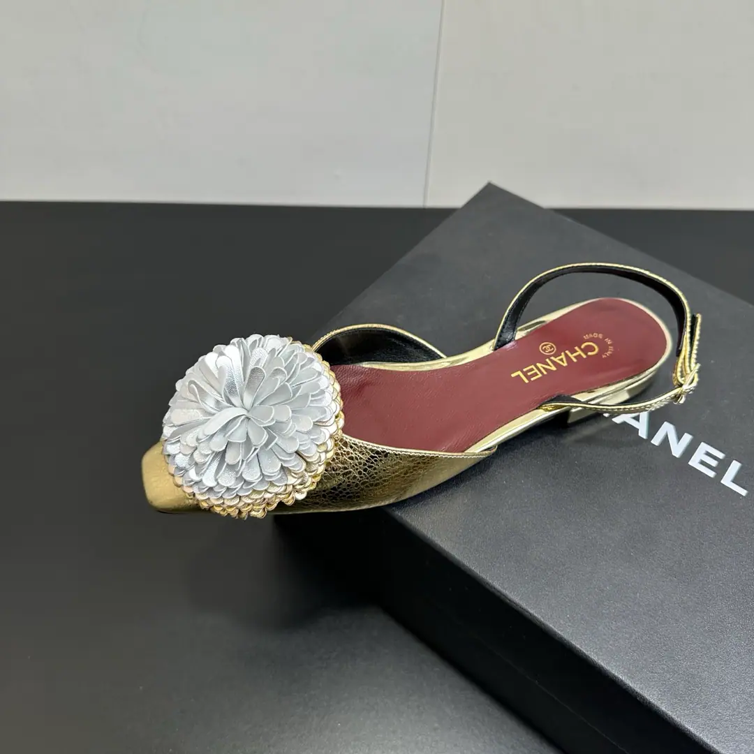 🍌🍌 CHANELChanel's little fragrance is so boring with the sandals.！The metal is so beautiful and rich., Black and White base is simple and advanced., The stubble flower of shoes flashes at once., ♪ I'm so impressed ♪. The pointy design quietly stretches its feet., The soft shoes are not tired of running around., The red line added a resonance.. The little dress is the focus of the dinner., With jeans and sweet and cool., A French graceful and casual fashion key switch, These beautiful, cozy, beautiful shoes., Who can't love?！ Shoe.: Lamb skin. Uchi./Shoe pads.: Lamb skin. Shoes under the sole.: That's a little skin. Codes: 35-39（40.41Freeze!）