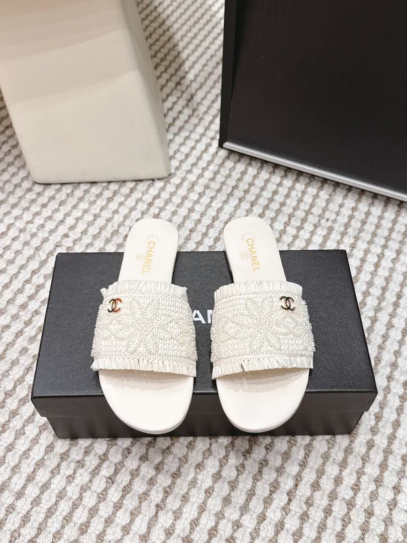 Requisition level ChanelChanel. 2026Spring and summer. Pearl Floor Meg's sandals.​​ ✨Chanel.2026Spring and summer pearls, my slippers., Artificial stringing process, Shoeside.3.4Ten thousand little pearls., Spiral Stirling Pixel Design, I'm so impressed.！White fabric.+Metal binaryCMark, It's a very good recognition.💎 Flat design, Every day or vacation can be easy to handle., Comfortable and fashionable. Manual, Each pair is unique., It's a summer-time squirt., It's easy to wear casual pants.holdStay.👡 Size: 35-39（40.41Make a no-refund order.）