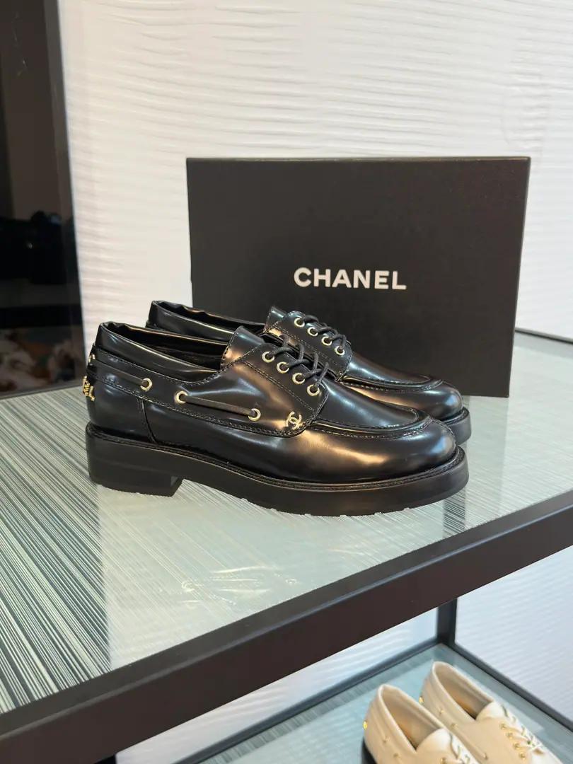 Top Version CHANEL Chanel. 26C The early spring new money. Tie it. Thick LeFlell Shoes. This Chanel.（CHANEL）Ladies wear leather shoes.. The shoe face is carefully constructed with white leather with a quality., Simple, not misinformed.. A gold pair of iconic colors.CThe badges are all over the shoe., Show the brands the luxury style.. The strap design adds a few points of profit and accompaniment., And you can adjust to the foot., Bring comfort and comfort to wear.. The thick base not only increases fashion., And I can raise my height to some degree.. Whether it's a dress or a dress, it shows the soft romance of women., Or do you have a pair of pants to show your skill?, These shoes can be easily handled., It's an indispensable one in a fashion shoe cabinet.. Shoe.: Importing cow skin Uchi.: Import of sheep skin Shoes under the sole.: The original model of the rubber floor. Size: 35-41（40 41I'll make sure I don't change it.）