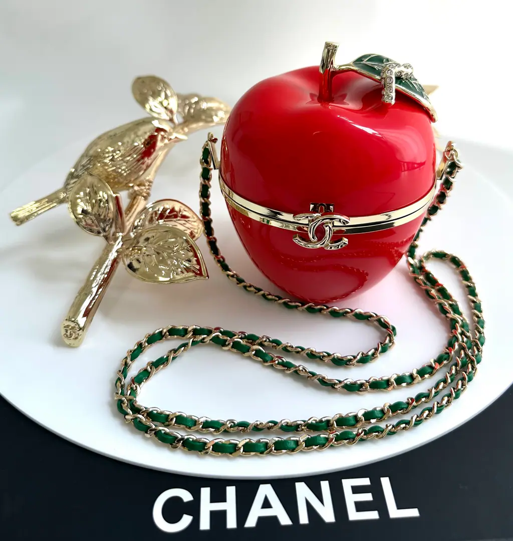 LargeHTake a picture of it.《Attention.‼️There's a twilight star for apples down there.⭐️》Two sets🤩🤩🤩Inside structure！- Pumpkin.🆚Z PDevelopment！《Right to the original.！Forest🦜Base》🌟🌟OHANEL🚩🚩🚩✔️✔️ARed Apple hands with bags?Matthieu BlazyThe original one., Acrelic material., The red light is so heavy.✨. Apples with green leaves and metal chains, Details are fine., It's for dinner or party.. Ideas blend nature with luxury., Funny and practical., Full collection value, It's one of the reps of the Handiwork Series.！