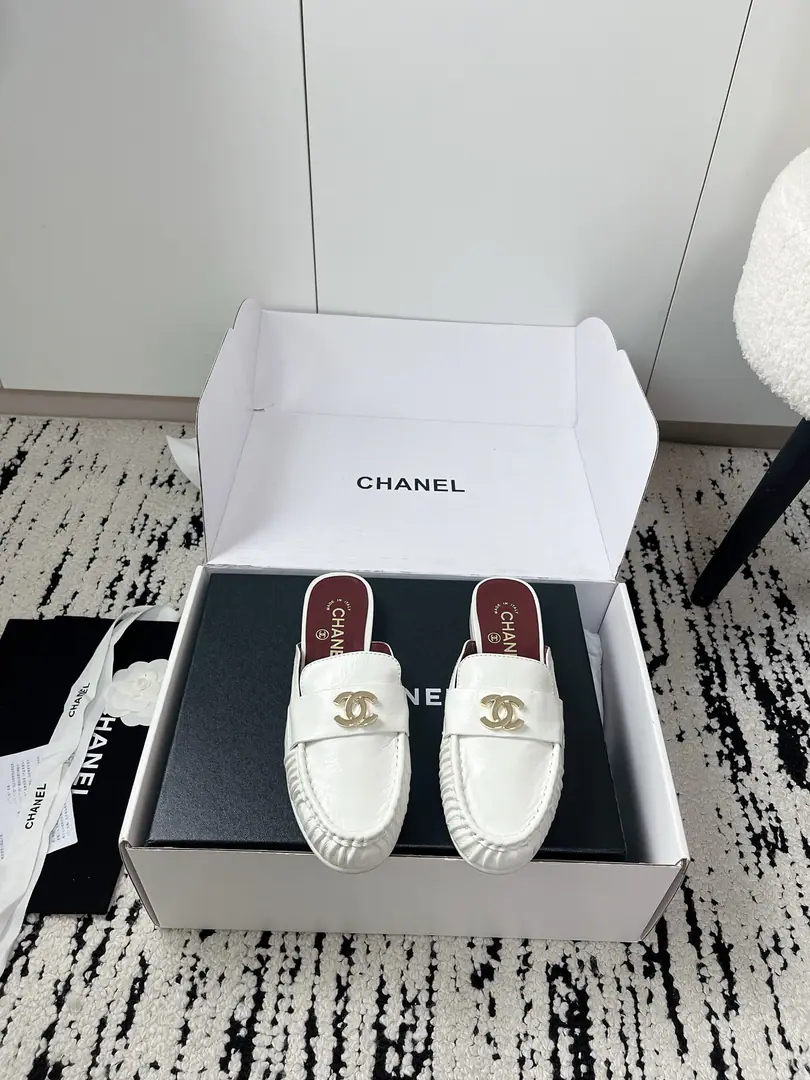 🏧𝗖𝗛𝗔𝗡𝗘𝗟Top Quality Old money is a wrinkle of LeFlell slippers. DoubleCMetal buttons low-key light. The little sheep's skin is soft as a cloud. Facework customized leather with original The inside feet are all sheep's skin. Italian imports are so thick. Top35-41 [40.41Do it.] [⚠️Need a plane box.+]