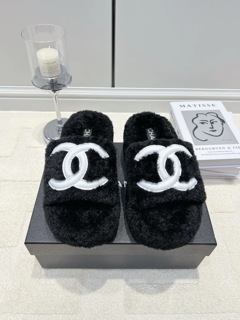 G CHANEL Chanel is black and white and double.CThe lamb's thick, the lamb's thick.26ss The Black and White classic never dies. Chanel wears a fur to seal the gods. Black-Black Collar Color Design, The high senses are straight up., You're a big fan of the game. ♪ The turquoises of the lambs are soft and soft ♪, The autumn and winter homes keep warm., It's perfect for a delivery downstairs. Marked DoubleCLeatherlogo, Very good., I'm just gonna get a little more recognition. Increase the proportion of thicker legs snubbed, You can't walk like that. It's easy to get out of the way., With big legs., Leisure dress., They're all so good in sports. The most popular woman in the world., You're lazy out there., The autumn and winter atmosphere is a perfect one. ▪Shoe.: Weave wool ▪Foot.: Lamb wool. ▪Otsumi!: Rubber Bottom ▪Codes: 35-42（40-42I'll make sure I don't change it.）