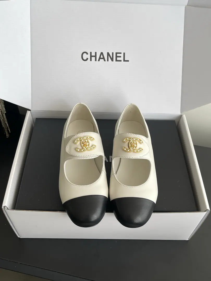 🏧𝗖𝗛𝗔𝗡𝗘𝗟Latest top-of-the-line. Original development Metal binaryCButton Mary Jane's single shoes. The flour imports the sheep's skin./Goki! Into the nest, silk and sheep. Italian imports are so thick. Size35-41 [40.41Do it.]