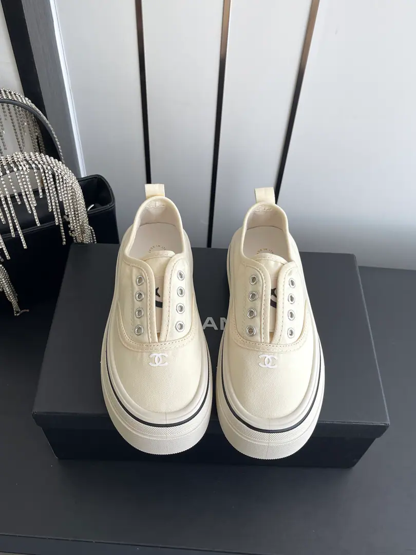 🏧𝗖𝗛𝗔𝗡𝗘𝗟New biscuits. Highest Quality Top recreational sneakers.. Shoe-faced canvas.+The inside sheep.+- The rubber floor. Codes: 35-40（40Do it.）