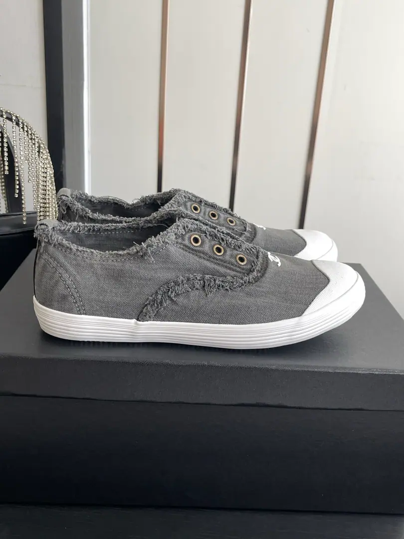🏧𝗖𝗛𝗔𝗡𝗘𝗟New biscuits. Highest Quality Top recreational sneakers.. Shoe-faced canvas.+It's in the air.+- The rubber floor. Codes: 35-40（40Do it.）