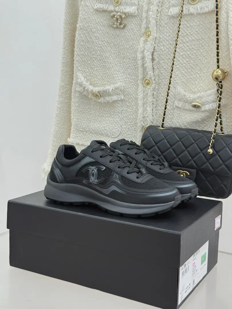 🏧𝗖𝗛𝗔𝗡𝗘𝗟The latest couple money.👫Sports and leisure shoes Four seasons. The upper foot is softer and more comfortable.~ A beautiful dress., The whole shoe is light., The upper leg second becomes the length of the leg.🤙🏿 Fashion webcloths&Skin-based cattle I'm comfortable with air. In the sheep's skin. OriginalTpuBottom Good bounce.💃 Size35-45 [Women40.41/Men45Do it.]