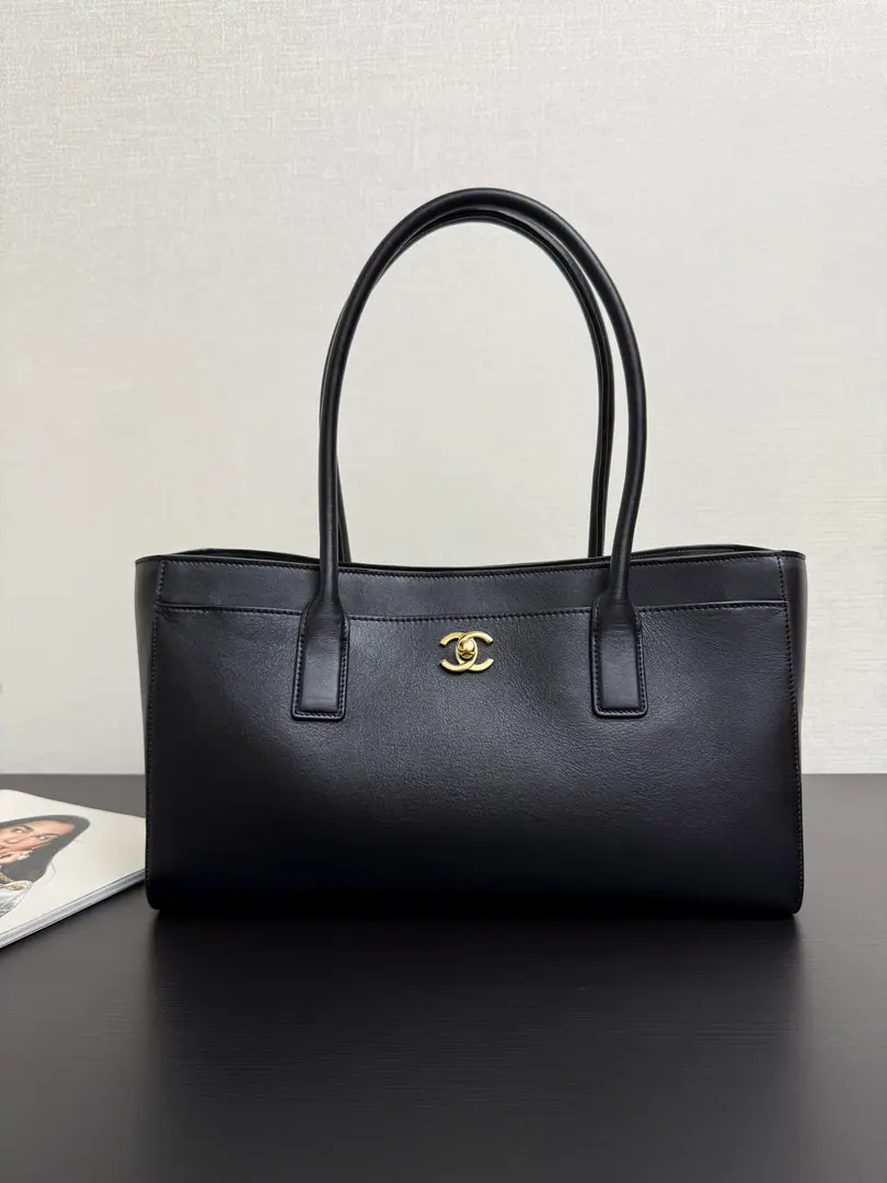 Current26SSpring and summer. Black shopping bag with a leather handle. We're going to be on the line.𝖢𝖧𝖠𝖭𝖤*Another great dignity. New design, Explicitly simple is the most advanced.✨ Cowskin., It's so delicate as skin., The more the quality, the more the rhythm.～ This bag., Not only is it a classic, but it's also a practical thing.❕ size: 35*20*13cm99561
