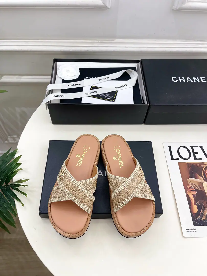 𝐂𝐇𝐀𝐍𝐄𝐋 | Kaori! 26𝐬𝐬 🦋2026Spring and summer brand new. Xiang-tzu.CWeaver cross-banded sandals New series〰 🍬 BSThe best in the fashion world. The pairs are carefully designed. Extremely simple The classic elements that never faded. 💋It's a beautiful dress. Summer's mandatory.…… ━━━━━ ЅᏇєєt ━━━━━ ▪️Shoe.: Original high-prescription fabric ▪️Uchi.: Importing mixed sheep skins ▪️Otsumi!: Original modeling, slide-proof floor ▪️He's tall.: 3.5cm ▪️Shoes.: 35-39（40.41Custom without re-offer） ▪Plant price