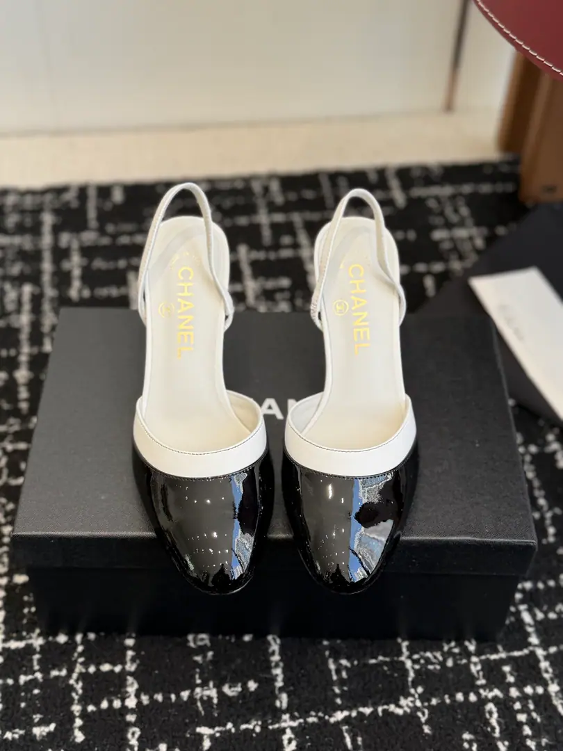 Requisition level CHANEL Chanel. 26ss Spring and summer show. Back empty Shoes. The first time I saw it, I was being set free to wear it in the light of weather.！I'll put my socks on and make my shoes cute.！The second is the magic princess. The surface of the shoe is painted with an imported skin. The silky skin inside. I feel so good about my feet. The skin is very soft and skiny. Italian imports are so thick. Size: 35-41（40 41Custom）