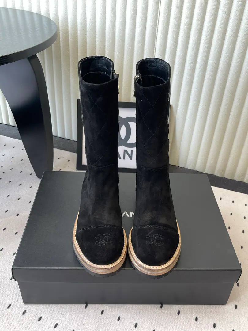 Chanel Chanel.26Autumn, Siu-kook, Pei-chan./A pair of boots in a knight's boots.！Cowboy boots, backstuff boots, west boots.！ A unique Wester Boots Design A smooth curve, The edge of the irregular is like a free line in the wilderness.！It smells like sex.. Let every step be undisturbed and delicate.！ Whether it's a pair of accelerator suit pants or not. ♪ Make the city cool, wind ♪ Or a dress that's a little more like it. ♪ Collapse into the beauty of a tender symbiosis ♪. Or with jeans. The western scene of the original juice.！ The shoe face is a top-decked cow./- Oh, Pete. The insides are covered with water and skin. Original rubber slider Size: 35-40（40 41Custom)