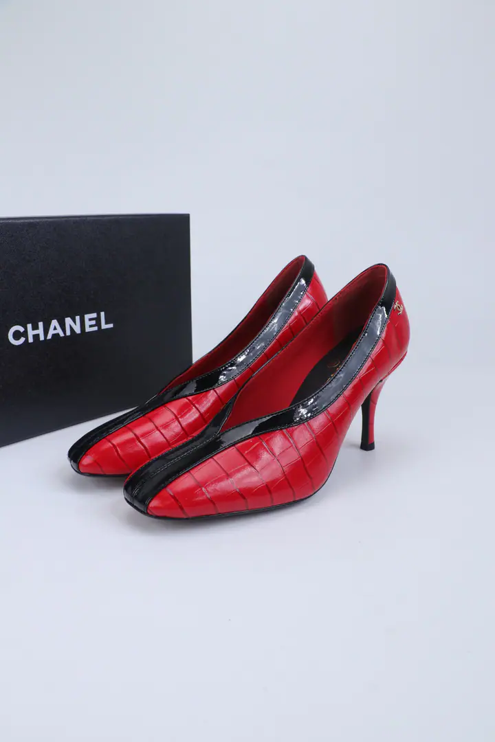 CHANELChanel.2026ssThe latest stone-storyed crocodiles with heels. Exceeded design It's a perfect match for the day., No matter how high it is. It's not even a good quality.. Little round head design You're skinny and you don't pick your feet., Unique color synthesizing design, The upper foot is very cute and easy to wear. ✔Shoe.: Imported cattle skin ✔In the sheep's skin./Foot. ✔He's tall.: 8cm ✔Otsumi!: Customizes the skin. ✔Codes: 35-39 （40.41Make a reservation.）