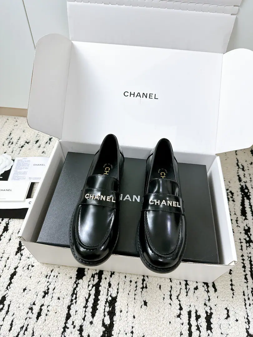 🏧𝗖𝗛𝗔𝗡𝗘𝗟The new one is a hundred pair of flat and LeFoo shoes., I'll have to pay for it., The goddess series. 💃It's too hard to resist., Hearts.ing…… Fancy and stylish. Work. I can't get tired of wearing it everyday.🦶 Use imported calf leather. The insides are comfortable with the skin. The original Italian is a very big one. Top35-39 [40.41Do it.] 【⚠️Need a plane box.+】