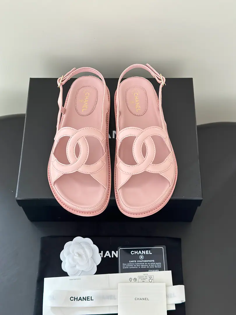 Chane*New paragraphlogo- Skins. Summer Shoes cabinet, soul racer., I'll be the Chanel of these.C- Skins.. The iconic stereos are interwoven.CCurtain, A simple recognition of brand genes., Combination with a soft, thick, bottom-set style, Balancing the colour values, Increased height and comfort., Unlock the multiple possibilities of wearing all summer.. A fine pair.CEmpty design, Jane is full of recognition., Leather skin is delicate., Shoes are loose., Foot modifier., No foot.. Salt is sweet., Leisure vacation., I'm shopping everyday., All matches for date travel. The shoe face is imported in the original form of sheep's skin., The skin details are the same as the original., In the lamb's skin., Unique customlogo It's super-lighty. Size: 35-41(40.41I'll make sure I don't change it.)