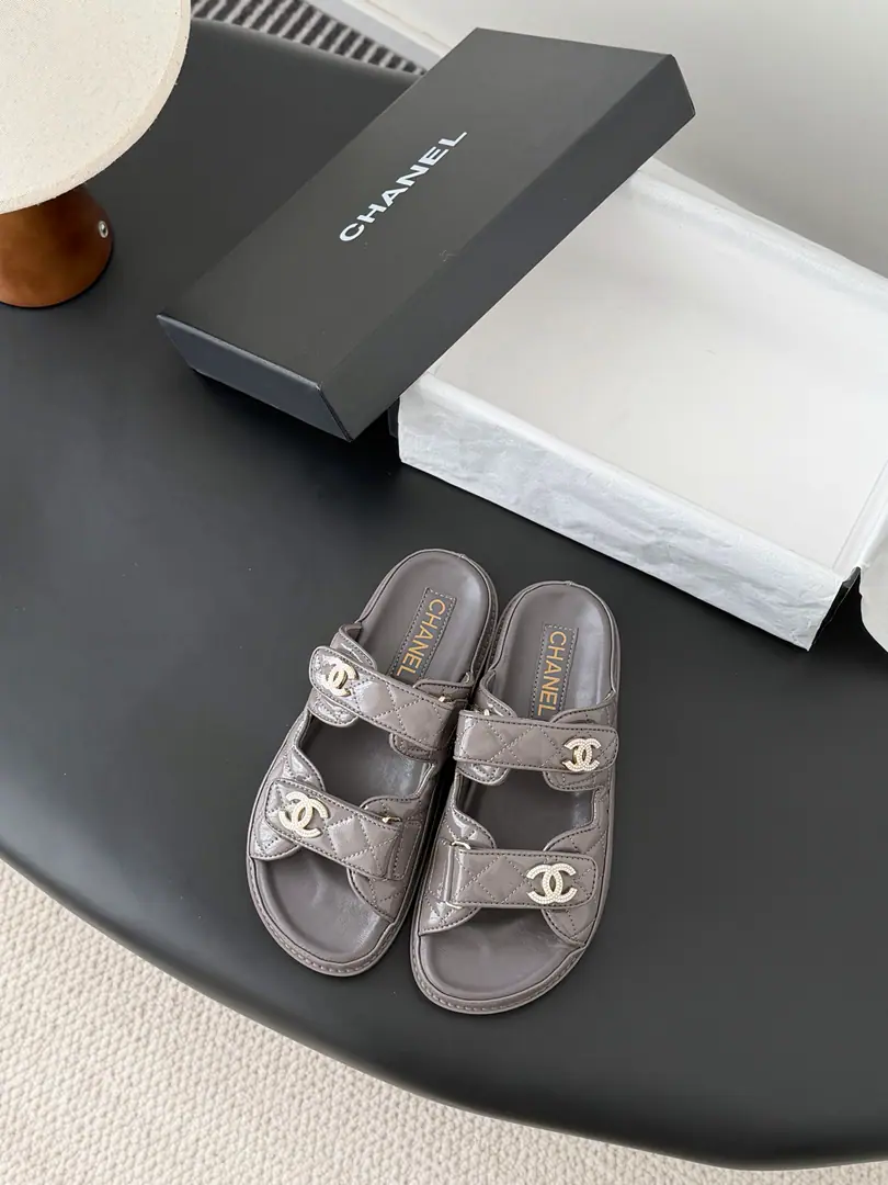 [ That's a little skin.+30 ] 🏧𝗖𝗛𝗔𝗡𝗘𝗟 New magic with the classic sandals. Top Quality Original Customise Requisition level！ All the colors are in my house.！ Import of specific flour+Foot./The inside sheep.+Rubber bottom Original hardware button design, It's simple and fashionable. All with cabinet top packing！ Size:35-41 [40.41Do it.]