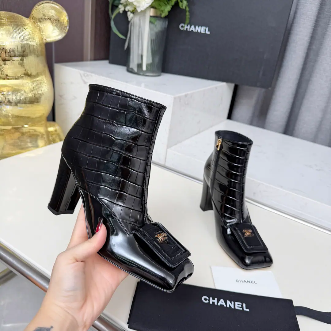 High-level ChanelCHANEL, 🌞🌞🌞Kaori!2025Autumn cabinet with the latest boots.lBoots., I'll be ready for the winter season of the season.！！Ms. Chanel loves Jane and can't resist it. The combinations show a different style of dress., Free to shine.⚡Stay close to Grandma's fashion steps.！！！The top-level processors are perfect., You can compare the cabinet with any details., Best-class top-class., You can come in and out of the counter.！！ ❶Fabulous.:Importing stone-striped cow skins ❷Uchi.:In the sheep's skin. ❸Foot.: In the sheep's skin. ❹Otsumi!:The original Italian is a big one. ❺He's tall.:8.5centimetres ❻Boots height:4Inches ❼Codes:34-41（34.40 41For custom and no change）