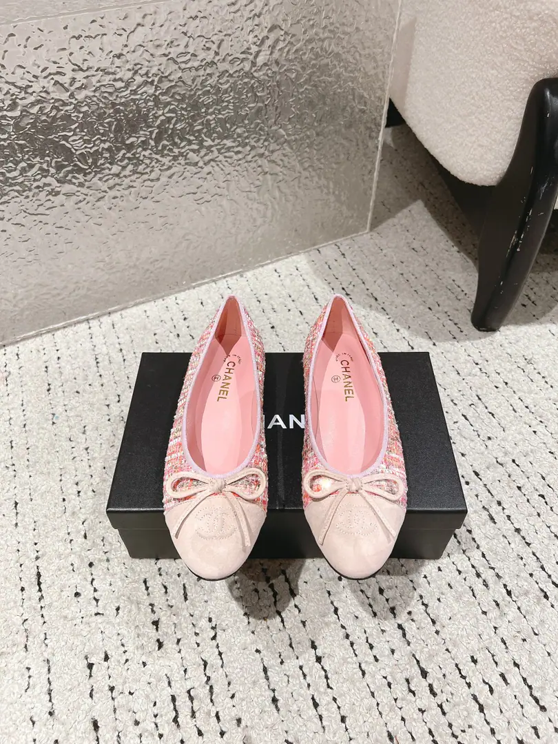 🏧𝗖𝗛𝗔𝗡𝗘𝗟Newest DoublecButterfly knots. Ballet shoes. Top Quality Original1:1Repeat Imported raw custom materials on footwear I'm putting my feet on the inside and growing a sheep's skin. The original open-up is really a big-ass custom. Size:35-41 [40/41Custom]