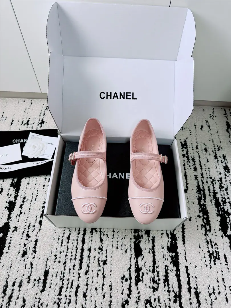 🏧𝗖𝗛𝗔𝗡𝗘𝗟I'll buy the first pair of shoes from Mary Jane. Original Recym The cabinet show is absolutely awesome.✨ The hottest style of the season., It's very soft and comfortable and uncool.. A classic double.CElement tape match, Superfashion Original import of original sheep skin materials The original membrane is so thick. Size35-41 [40.41Do it.] [⚠️Need a plane box.+]
