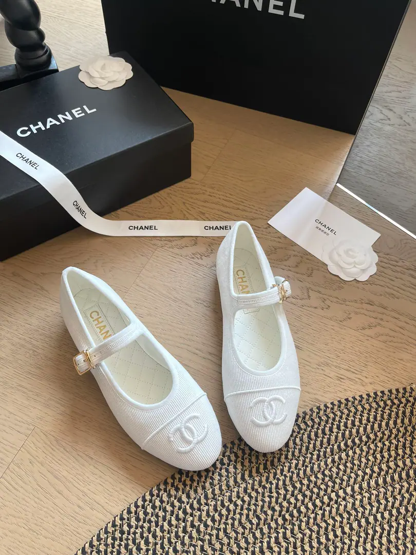 PLayout Leather. Chanel 24SSNew Mary Jane's shoe. Mary Jane is so beautiful this season.~ Shoes are friendlyly modified feet. Nerithring is very advanced and very soft. Codes:35-40