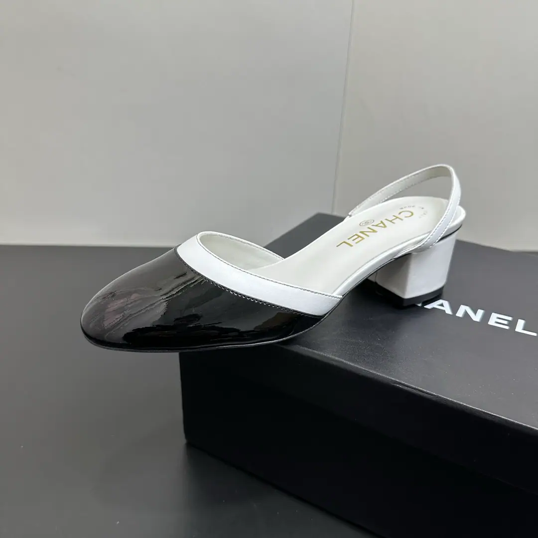 🍌🍌 CHANELLittle fragrances, with a thick heel of sandals. Classic hit color combination with branding., The skin is full of head.~ Multi-coloured design is so good and soaking., The rough and the shape are elegant and smooth., The back tripod is fit for the foot., Daily commute/It's all right for the date., I feel so soft.！ Fabulous.: ♪ Painted skins to pick up the sheep, The inside sheep., That's a little skin., He's tall.4.5cm 35-39（40.41Freeze!）
