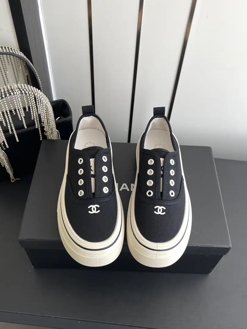 🏧𝗖𝗛𝗔𝗡𝗘𝗟New biscuits. Highest Quality Top recreational sneakers.. Shoe-faced canvas.+The inside sheep.+- The rubber floor. Codes: 35-40（40Do it.）