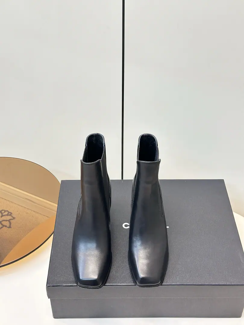 Chanel｜Kaori!26ssThe latest one in the autumn and winter, Chelsea and the boots. A superstar, red grass. Square+Chelsea's structure is loose and fast-stringed. No zipper. The ancient head is modified with feet. Small back and metal.logo Low profile, very good branding. Boots.VType Gap The sight stretches its ankles. Weaken the shins. High-steed but steady.7.5CMHeight stretches the calve line. I'm not taking the weight off my feet. We're gonna balance the air and the air. I'll import a cow's skin on my shoe. I'm a sheep-skinner. Italy is a big-ass country. Size: 35-41（40 41Make a reservation.）