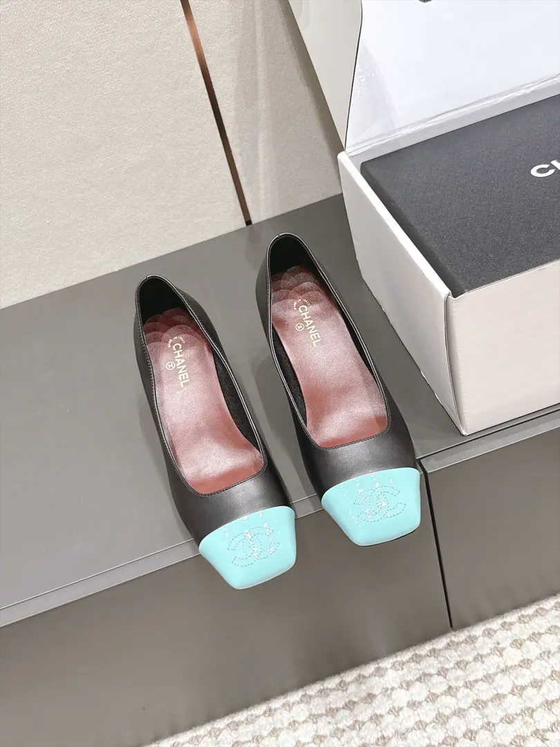 Requisition level Chane*26/The new early autumn. Slash-head heels. And I'm a little bit of a glorified, elegant, and luxuriant., The classic smudged face-skinning slender slur., The shoe head is a double-stamp.CMarking, Janey's shoe type is a very warm and pleasant gesture., Lower-key release of French style.. The classic color-cracking system has been long-standing., To blend French grace with classic brand elements, And she's a real-faced girl., It's a four seasons thing., It's a classic high-quality heel in a shoe cabinet.. Shoe.: Lamb skin. Uchi.: Lamb skin. Otsumi!: That's a big one. size: 35-41Code（40, 41Code custom is not to be changed）