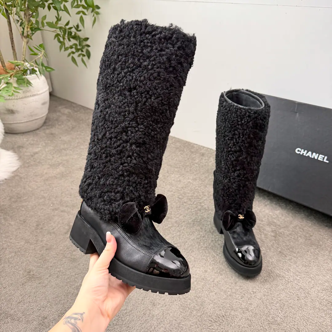High-level ChanelCHANEL, 🌞🌞🌞Kaori!2025The newest boot at the Autumn cabinet., I'll be ready for the winter season of the season.！！Ms. Chanel loves Jane and can't resist it. The combinations show a different style of dress., Free to shine.⚡Stay close to Grandma's fashion steps.！！！The top-level processors are perfect., You can compare the cabinet with any details., Best-class top-class., You can come in and out of the counter.！！ ❶Fabulous.:Import of sheep skin➕That's a real wool.➕The horse's a match. ❷Uchi.:In the sheep's skin. ❸Foot.:In the sheep's skin. ❹Otsumi!:Original version to open ❺He's tall.:5centimetres ❻Boots height:13Inches ❼Codes:35-40（40 41For custom and no change）