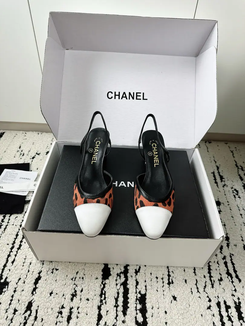 🏧𝗖𝗛𝗔𝗡𝗘𝗟Xiangixiang's classic coloring Alligator tattoos, empty sandals. Top Quality Facework customized leather with original The inside feet are all sheep's skin. Italian imports are so thick. size: 35-39（40/41Custom）