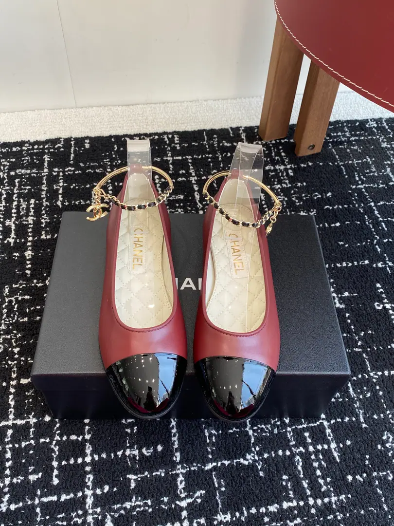 Requisition level CHANELKaori! 25ss Spring and summer shoes are electric.C Mary Jane. Like a necklace on the neck of a goddess., The upper foot is very wrapped., Heel thinner., It's really superb.！ The ancient Mary Jane is so right., A man likes a classic match., - Yeah, I'm pretty good.80The feeling of a little fragrance from the time of the past., New Fashion, The process is perfect., Mixed sheep skin design, She's so beautiful., Very thin and white., I think... Girls have to have one pair., The most important thing is that the color is bright enough., The flying of her feet is no longer enough to describe her as a flat-footed woman., Let's get the shoe money out of my hand.！ Nice little Mary Jane. The stars and the reds are wearing them., I like this shoe girl more than I like it., It's just a gift., There's almost no white Mary Jane with all the styles., Only in her place can she be so high profile., Brief The color of pure color is not complicated., Spring with little pairs of pants., The dress can be of any quality.！ The paint skin is imported./Lamb skin. The skin is clear and soft., Very advanced./Import paints I'll put my foot on the skin inside., Soft and delicate., Super comfortable with your husband., High-end luxury！ Size: #35-41（40 41I'll make sure I don't change it.）