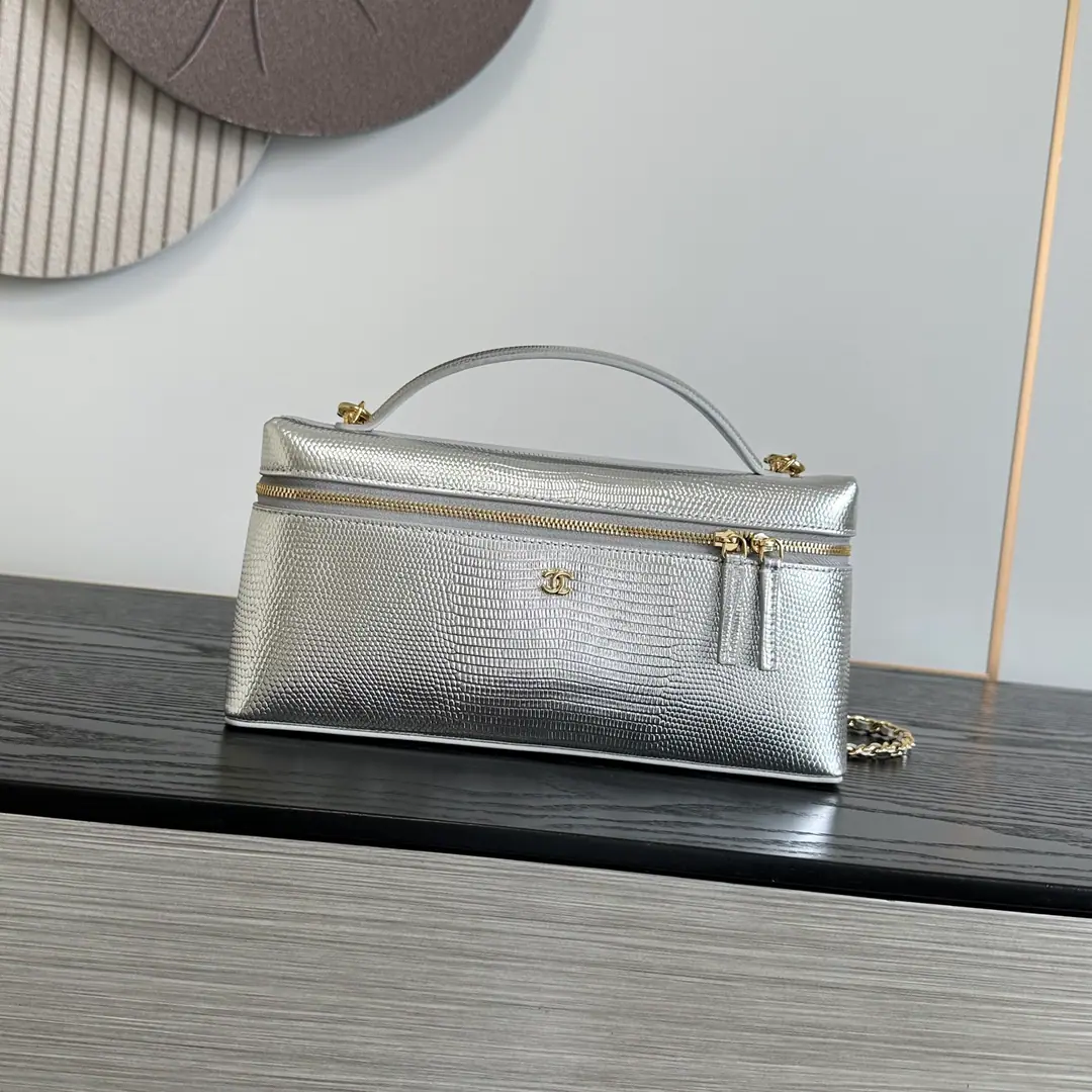 《Lizard.🦎Skins.》Silver！《Cross-section》OHANEL🚩🚩🚩26BAdvanced Handicrafts 🌠🌠🌠LpBox.🖤Advanced HandicraftsLPThe old money is a feeling of the well-packed food box., - It's a grinding resistance., I don't worry about wear or tear.～The cross-sectional sprawl is falling apart., Horizontal zipper., Deep inside, super-capable., ProMax+Pizza.+The makeup is all light.[Cool.R]Light gold metal binaryCLow profile atmosphere.～Bring your own short handle.+🉑️We'll take the skin off and wear the gold chain.[Beauties.R]With all the French names on your hands, you can see.～The slashing back is a relief., I can't make any mistake with the commuters.！Dimensions: 12×25×5 cm