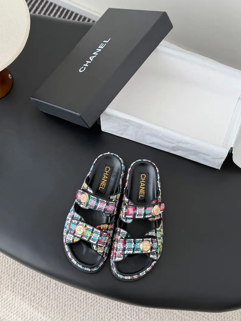 [ That's a little skin.+30 ] 🏧𝗖𝗛𝗔𝗡𝗘𝗟 New magic with the classic sandals. Top Quality Original Customise Requisition level！ All the colors are in my house.！ Import of specific flour+Foot./The inside sheep.+Rubber bottom Original hardware button design, It's simple and fashionable. All with cabinet top packing！ Size:35-41 [40.41Do it.]
