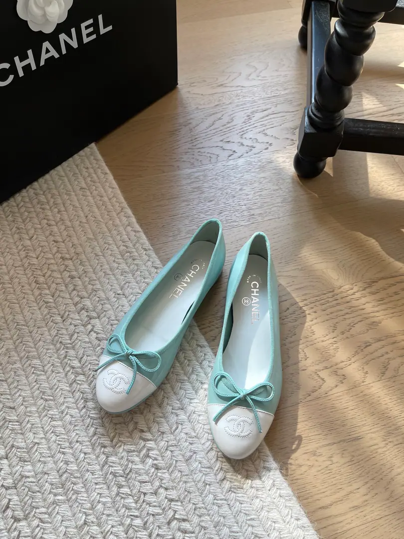 Chanel The new color of ballet shoes.❗ Top Version！We'll have to sell it first. This one doesn't have to be explained too much.！It's a classic. This year's new color is very good.🔥 Shoe-faced sheep's skin. That's a big one. Codes: 34-41「34 40 41Custom without re-offer」