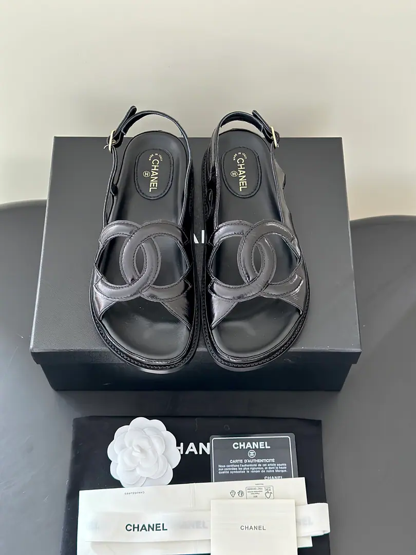 Chane*New paragraphlogo- Skins. Summer Shoes cabinet, soul racer., I'll be the Chanel of these.C- Skins.. The iconic stereos are interwoven.CCurtain, A simple recognition of brand genes., Combination with a soft, thick, bottom-set style, Balancing the colour values, Increased height and comfort., Unlock the multiple possibilities of wearing all summer.. A fine pair.CEmpty design, Jane is full of recognition., Leather skin is delicate., Shoes are loose., Foot modifier., No foot.. Salt is sweet., Leisure vacation., I'm shopping everyday., All matches for date travel. The shoe face is imported in the original form of sheep's skin., The skin details are the same as the original., In the lamb's skin., Unique customlogo It's super-lighty. Size: 35-41(40.41I'll make sure I don't change it.)