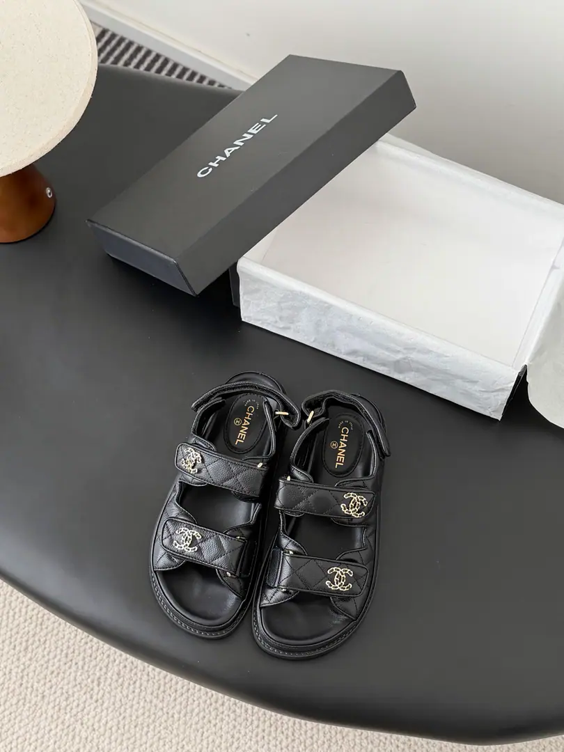 [ That's a little skin.+30 ] 🏧𝗖𝗛𝗔𝗡𝗘𝗟 New magic with the classic sandals. Top Quality Original Customise Requisition level！ All the colors are in my house.！ Import of specific flour+Foot./The inside sheep.+Rubber bottom Original hardware button design, It's simple and fashionable. All with cabinet top packing！ Size:35-41 [40.41Do it.]