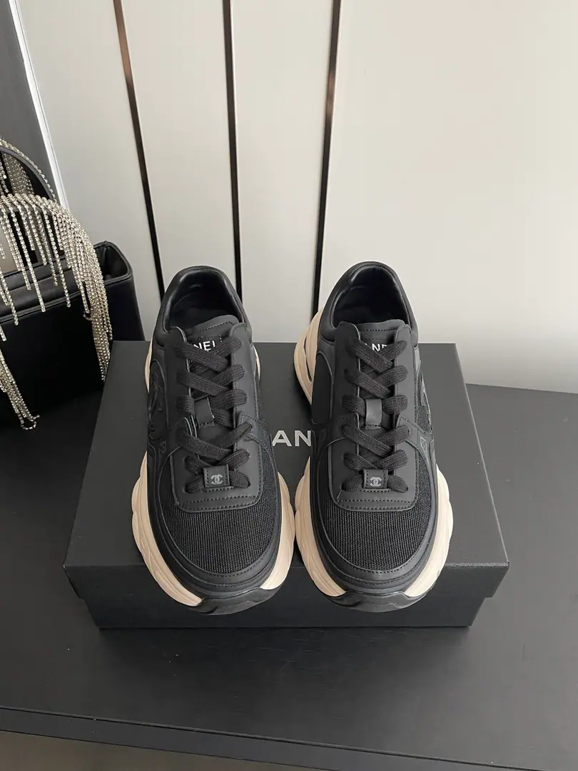 🏧𝗖𝗛𝗔𝗡𝗘𝗟A little fragrance, the silver horn king. The latest foreign show.. Spring vacation sneakers., Inspired by Monaco's internationalised seaside lifestyle ♪ Make a new fashion ♪. Integrated material for shoe surfaces Customized airnet sheets inside Original version double-dry Codes: 35-40（40Make a reservation.）