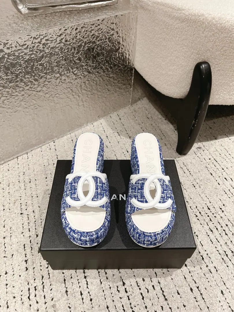 🏧𝗖𝗛𝗔𝗡𝗘𝗟Spring and summer brand new. Original Top Level DoubleCThick slippers. The season's fake duffle series is really beautiful.！ It's a beautiful foot.😍 How do you look?👍🏻 ꫛꫀꪝ Go➫ Material Shoes face is customized with original The insides are all sheep's skin. Original modeling, slide-proof floor Codes: 35-39（40/41Custom）
