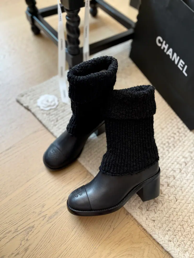 Chanel 24KSoft pins and boots.！ It's a big shoe. Winter break. Top Version Just call me.👏 Long legs. Shoe-faced cow skin.➕Wearing pin boots. Inner sheep. That's a big one. Codes: 35-41 Custom without re-offer
