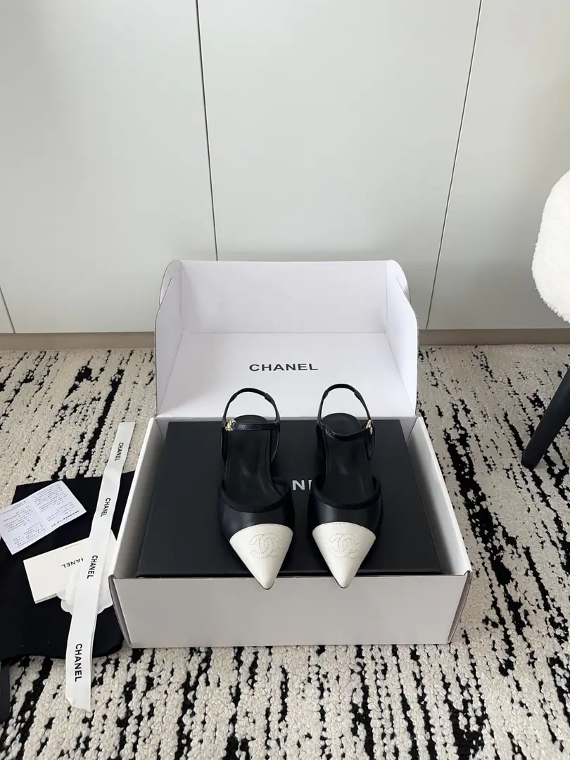 🏧𝗖𝗛𝗔𝗡𝗘𝗟Top-of-the-line sandals. The first time I saw it, I was grassed. Super gentle and generous. A little shoe, a lady. It's a very good touch. High-level, high-quality. The shoe face is original cow skin. Uchi./I'm gonna get a little bit of a sheep-skin. Italian imports are so thick. Codes 35-41 [40.41Custom] [⚠️Need a plane box.+]