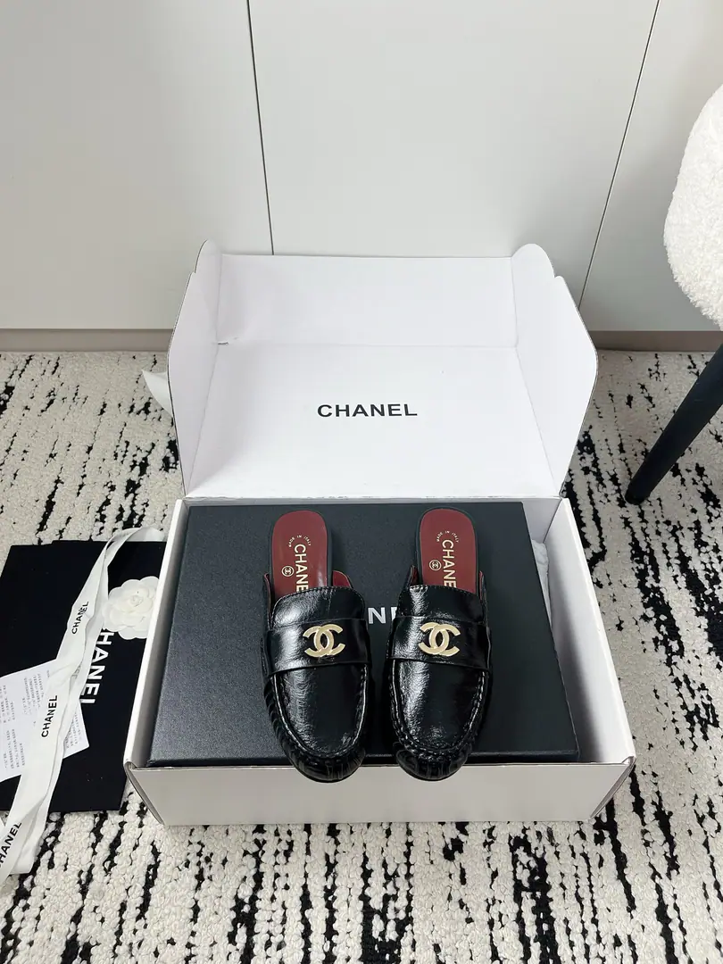 🏧𝗖𝗛𝗔𝗡𝗘𝗟Top Quality Old money is a wrinkle of LeFlell slippers. DoubleCMetal buttons low-key light. The little sheep's skin is soft as a cloud. Facework customized leather with original The inside feet are all sheep's skin. Italian imports are so thick. Top35-41 [40.41Do it.] [⚠️Need a plane box.+]