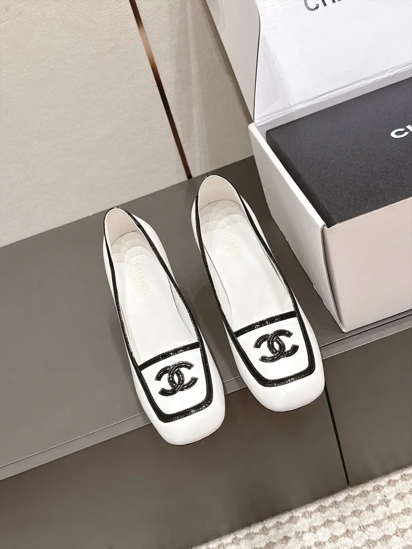 Requisition level Chanel 26/Autumn New Slurping heels. The classic shoe-like stumps with a regenerative sense of excellence., The color-based design flashes the whole picture., I want Chanel's brand recognition full.. The shoe line is flowing., Perfectly modulated feet., Widefoot, The meat and the feet can be easily managed., The upper leg second is a fine foot., It's a good leg.. I'm a shoe-type worker., It's delicate., The upper foot is full., ♪ Easy to wear the high-level ♪. Shoebed design fits the bottom., You won't be tired of wearing it., It's actually done on the two-way line of comfort and color.. Shoe.: Lamb skin./It's a little bit of painty. Uchi.: Lamb skin. Otsumi!: That's a big one. size: 35-41Code（40, 41Code custom is not to be changed）