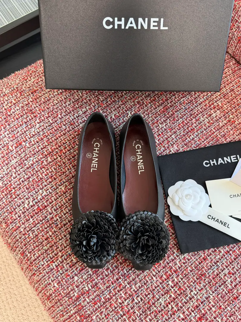 Top Version:（Aircraft box➕10） CHANEL Chanel. 2026 Spring and summer. The classic mountain tea flower. Little square. Flat shoes. Mary Jane. ChanelChanel Mountain Tea Pair Shoes, Little square.+A silver mountain tea flower., It's a very good recognition.！The shoe-headed mountain tea flower is a classic brand., It's a symbol of purity and grace.. Italian manufacture, Deep brown leather inside., It's full of texture.. Asakguchi Design, I can handle it easily, in the ordinary hours or in the official space., Comfortable and fashionable., It's one of Chanel's branding., I'm a fashion fan.. Fabulous.: Import of sheep skin Uchi.: Lamb skin. Otsumi!: Italian imports are so thick. Size: 35-41（40 41I'll make sure I don't change it.）